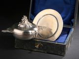 une assiette en argent et un bol en argent dans une boîte