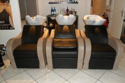 quatre fauteuils dans un salon, avec deux lavabos sur chacun d'entre eux