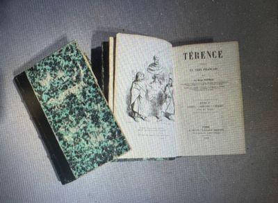 deux livres posés sur une table