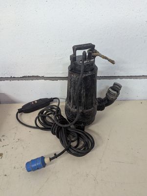 une image représentant une pompe à eau à laquelle est raccordé un cordon