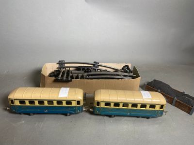 deux petits trains assis l'un à côté de l'autre sur une table