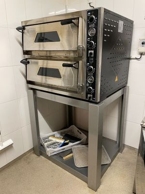 une image d'un four commercial dans une cuisine commerciale