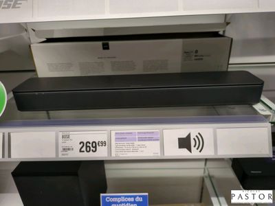 beaucoup d'électronique sur les étagères du magasin