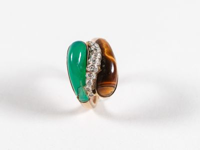 un gros plan d'une bague sertie d'une pierre verte et marron
