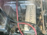 un gros plan d'un moteur de voiture auquel sont reliés des câbles