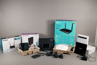un grand nombre d'appareils électroniques posés sur une table