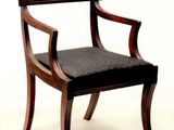 une chaise en bois avec une assise rembourrée noire