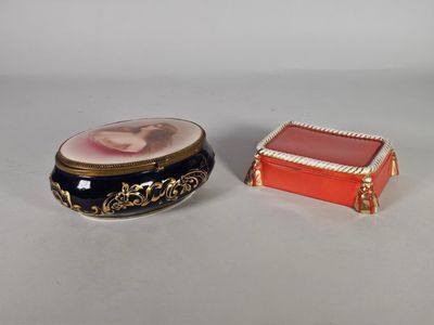 deux petites boîtes sur lesquelles figure l'image d'une femme