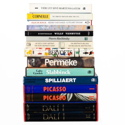 plusieurs livres empilés sur une table