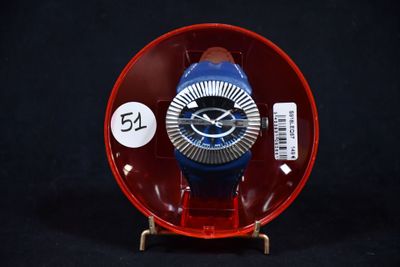 une montre bleue et rouge posée dans un écrin rouge