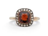 une bague ancienne en grenat, garnétite et diamants