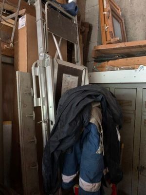 un tas de vieilles valises et d'autres objets dans une pièce