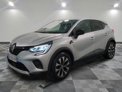 Le nouveau SUV Renault C-Cross est garé dans le garage.