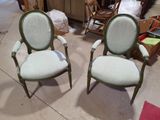 une paire de fauteuils rembourrés verts et blancs dans un entrepôt