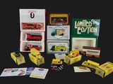 la boîte contient de nombreux types différents de petits trains et de petits camions