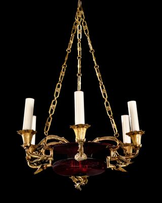 un lustre en laiton et en verre rouge suspendu à une chaîne