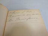 un livre ouvert avec une écriture manuscrite posé sur une table