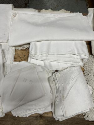 beaucoup de nappes blanches et de dentelles sur une table