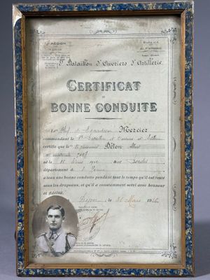 Paire de deux pièces encadrées, comprenant: - Tract du Génér…