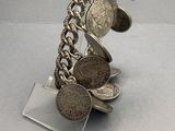 un bracelet en argent orné de pièces de monnaie