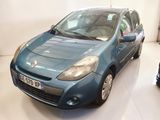 une photo d'une voiture bleue garée dans un showroom