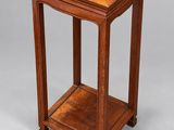 une petite table en bois surmontée d'une étagère