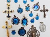 un gros plan sur un ensemble d'objets religieux posés sur une table