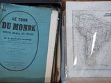 une boîte contenant une carte du monde