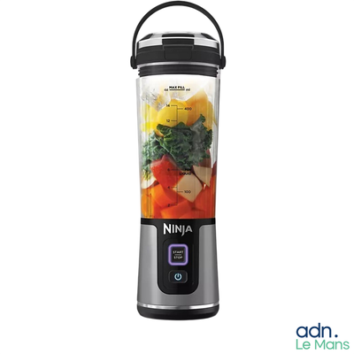 un mixeur contenant divers fruits et légumes