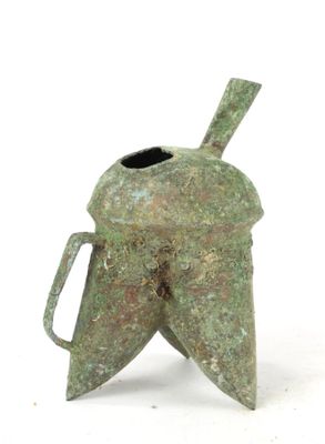 Vase en forme de casque romain en bronze, muni d'une anse, sur fond blanc