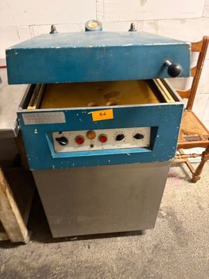 un four bleu posé au milieu d'une pièce