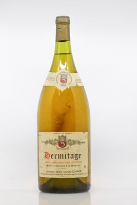 une bouteille de vin posée sur une table
