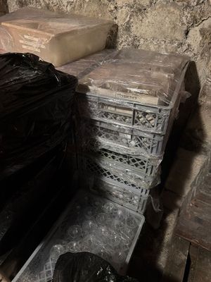 une pile de cartons posée sur une table