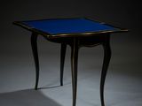 une image représentant une petite table avec un plateau en verre bleu