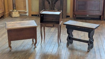 trois tables et deux tables d'appoint dans une pièce