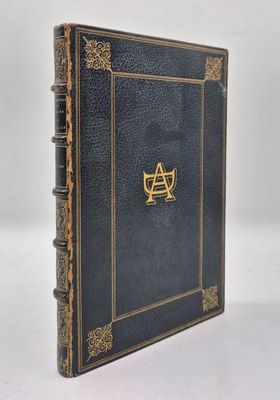 un livre noir orné d'un emblème doré