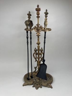 une image représentant un ensemble composé de trois bougies et d'un balai posés sur un support