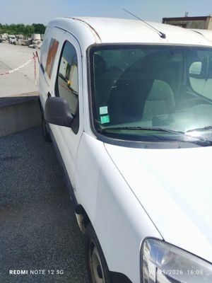 un camion blanc garé dans un parking