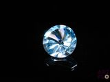 gros plan d'un diamant bleu sur une surface noire