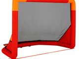 un gros plan sur un but de football rouge et orange avec un filet