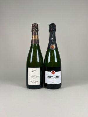 deux bouteilles de vin posées l'une à côté de l'autre sur une table