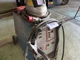 une machine sur laquelle est posé un casque