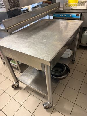 une table en acier inoxydable au milieu d'une cuisine