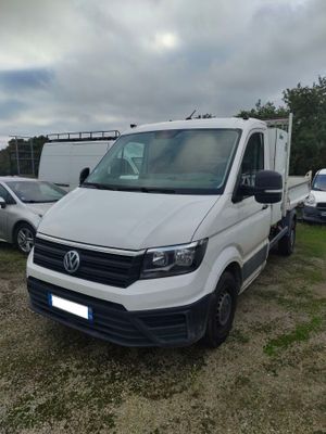 une camionnette blanche garée sur un terrain