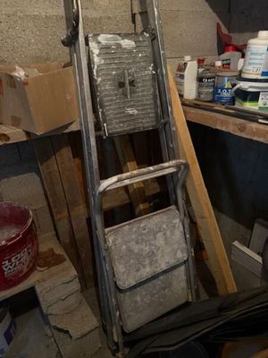 une échelle adossée au mur d'une pièce