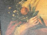 un tableau représentant une femme tenant un bouquet de fleurs