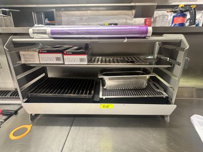 un plan de travail en acier inoxydable sur lequel sont posés deux plateaux de nourriture