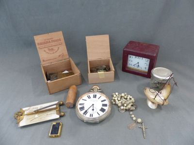 un grand nombre d'objets posés sur une table