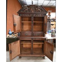 MEUBLE A 2 CORPS LOUIS XIII en noyer à décor sculpté de vola… (photo 3)