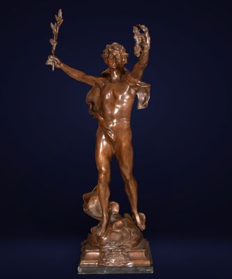 une statue en bronze représentant un homme tenant un oiseau dans la main